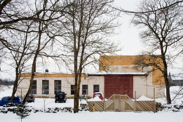 Byggnaden är en gammal rysk cementfabrik.